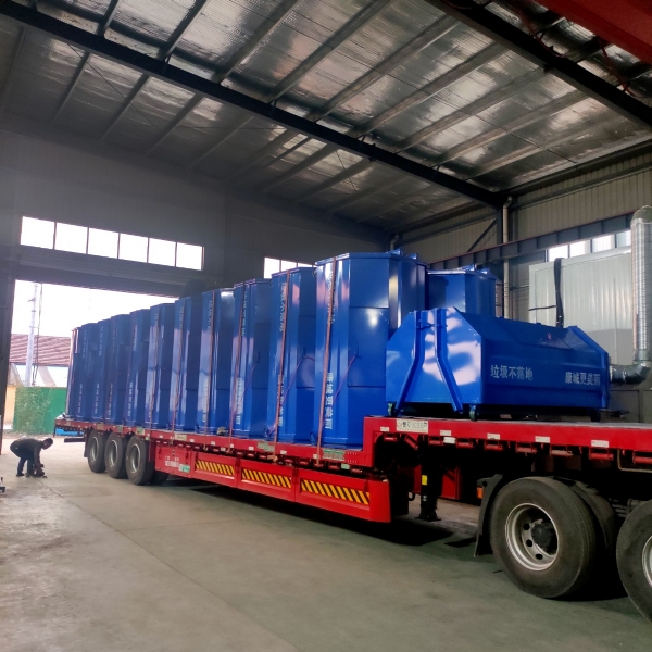 勾臂垃圾箱整裝待發，目的地康城